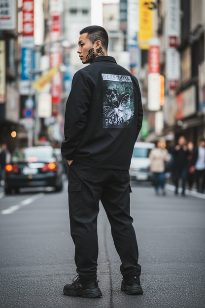 バックプリントを見せる日本人モデル