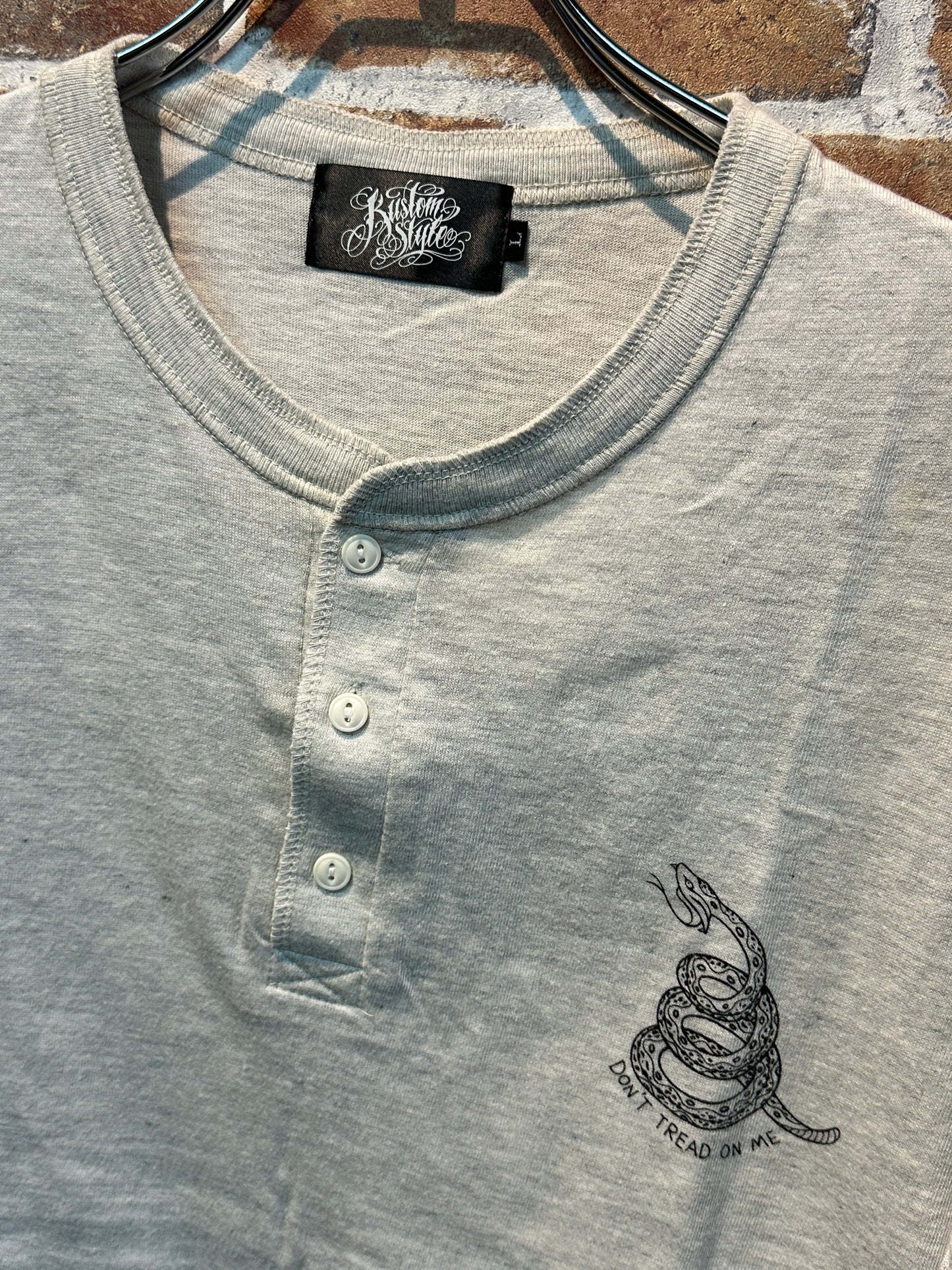 (USED) Kustomstyle So.Cal スネークワンポイントデザインTシャツ　ホワイトL